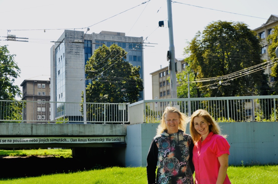 Ing. Kateřina Pešková, ACC (vlevo), Ing. Martina Janyšková (vpravo) nedaleko mostu Pionýrů před budovou Ekonomické fakulty, kde Slunečnice sídlí.
